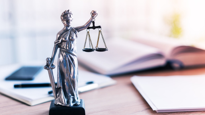 Bild zeigt Göttin Justitia mit Waage und Schwert verlinkt zum Blogbeitrag Leichter zu seinem Recht kommen – die Rechtschutzversicherung 