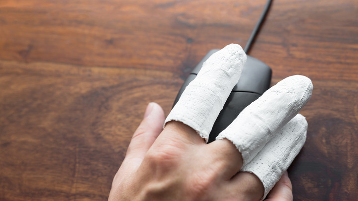 Bild zeigt Hand mit bandagierten Fingern auf Computermaus verlinkt zum Blogbeitrag Irrtümer zur Berufsunfähigkeit