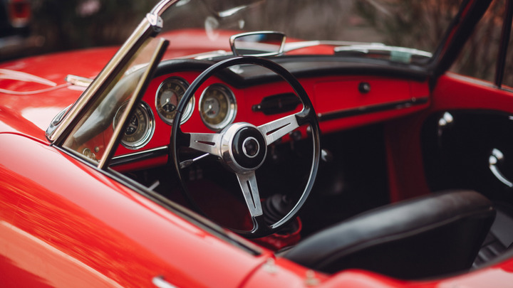 Bild zeigt Roten Oldtimer verlinkt zum Blogbeitrag Oldtimer-Versicherung: Schutz für Ihre Klassiker