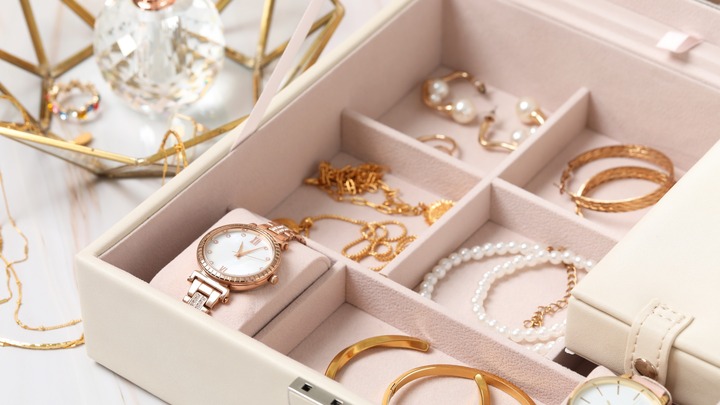 Bild zeigt ein befülltes Schmuckkästchen verlinkt auf den Blogbeitrag Absicherung von hochwertigem Hausrat