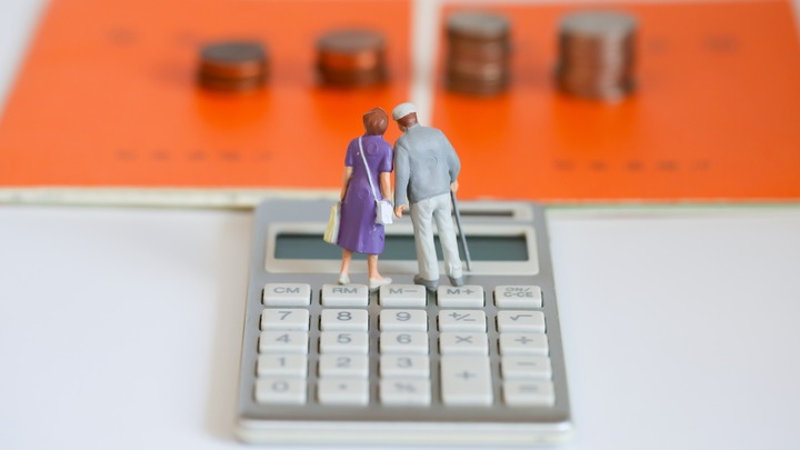 Miniatur Paar Frau und Mann auf Taschenrechner, verlinkt zu Blockbeitrag Altersvorsorge mit dem CleVesto Fondssparplan