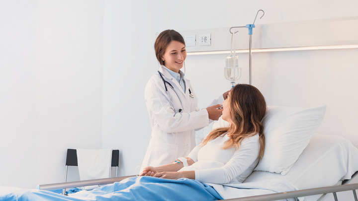 Bild zeigt Ärztin behandelt Patientin im Bett verlinkt zum Blogbeitrag Krankenzusatzversicherung = Gesundheit Plus