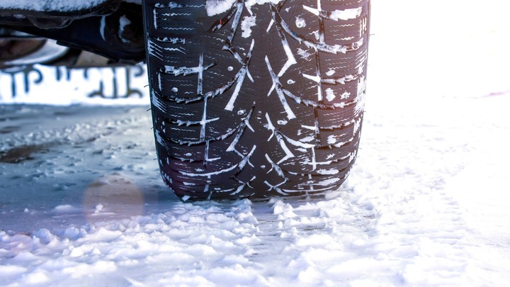 Bild zeigt Reifen im Schnee verlinkt auf Blogbeitrag Mit Sommerreifen durch den Winter?