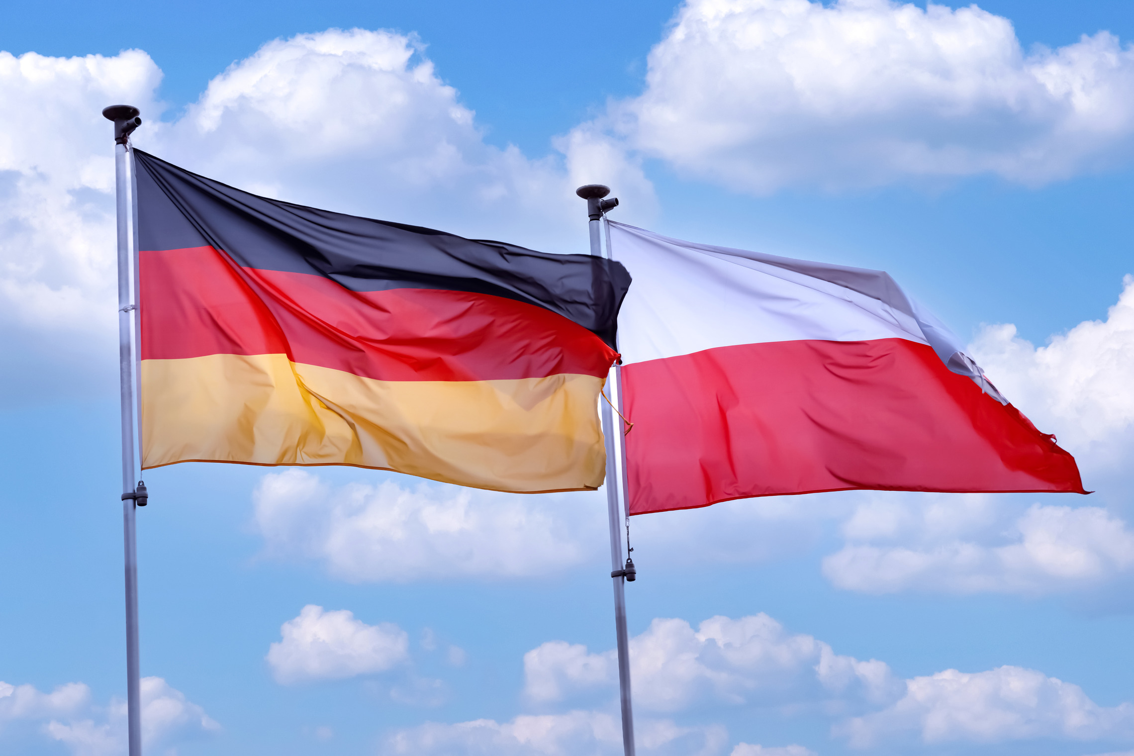 Beratung in deutscher und polnischer Sprache Das Bild zeigt die deutsche und die polnische Flagge